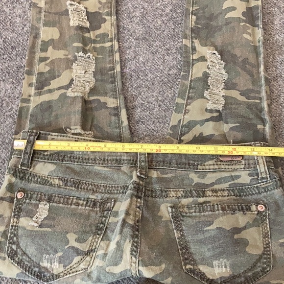 Rue 21 Distressed camo jeans size 1/2 - Picture 5 of 6